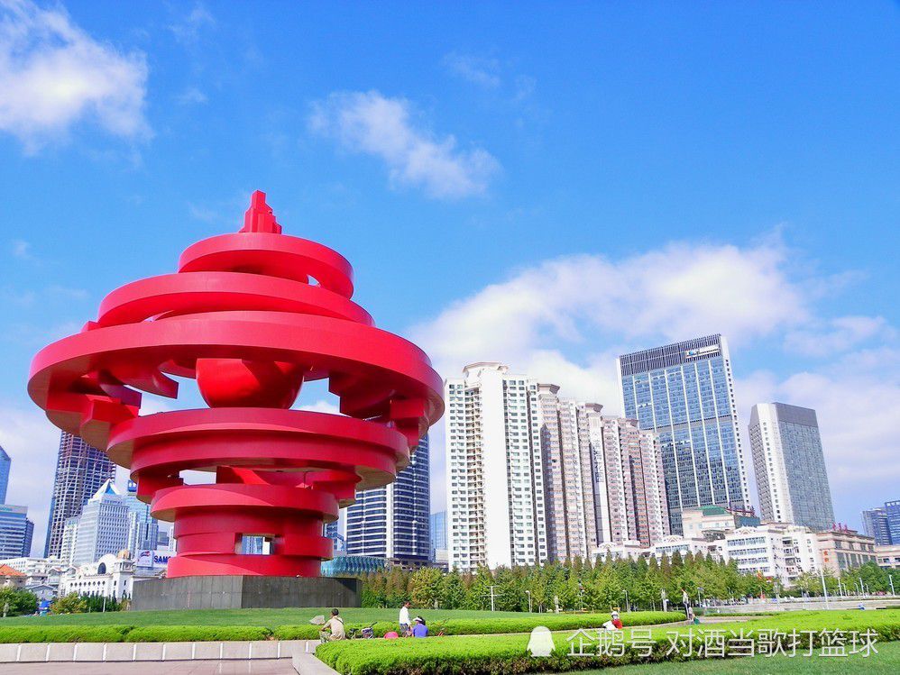 更令人意想不到的是，除了演员刘陆扮演的王庆丽，现实中的王庆丽竟然也出现在电影当中